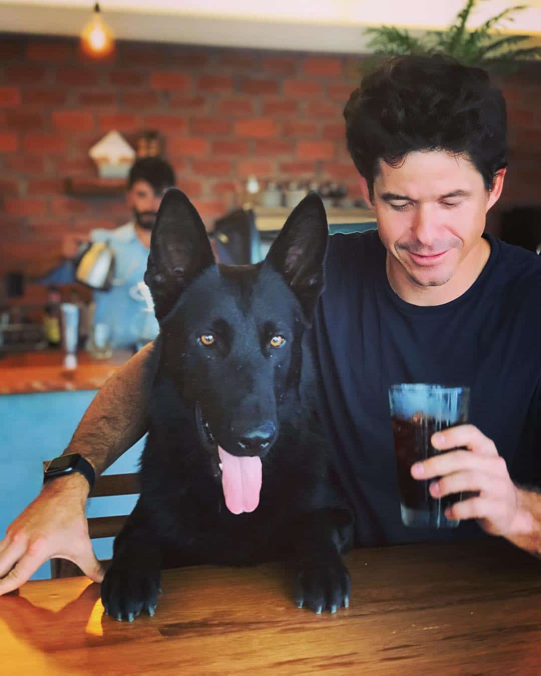 un cliente acompañado de su mascota en Terruá, cafeteria miraflores